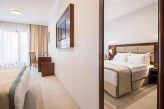 Отель Concorde Old Bucharest Hotel Бухарест Улучшенный номер с балконом-1