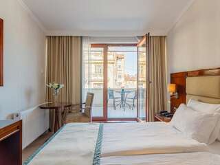 Отель Concorde Old Bucharest Hotel Бухарест Улучшенный номер с балконом-4