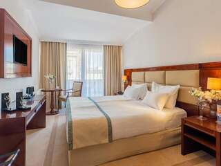 Отель Concorde Old Bucharest Hotel Бухарест Улучшенный номер с балконом-5